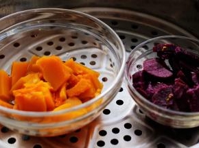 趁热取出蒸熟的南瓜和紫薯。