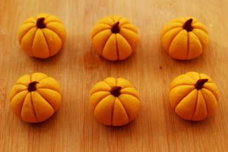 依次做完所有的南瓜胚。
