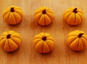 依次做完所有的南瓜胚。
