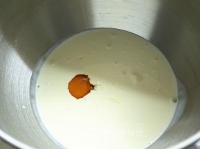 接着我们来和面。先将鸡蛋和淡奶油倒入厨师机搅拌桶中，淡奶油可以先留20g视情况加入。