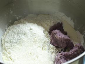 .倒入高筋面粉和紫薯芋泥。