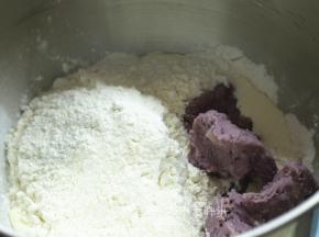 .倒入高筋面粉和紫薯芋泥。