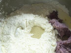 .最后放入糖、盐和酵母，注意酵母不要和它们直接接触。