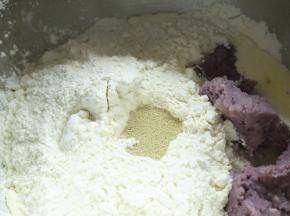 .最后放入糖、盐和酵母，注意酵母不要和它们直接接触。
