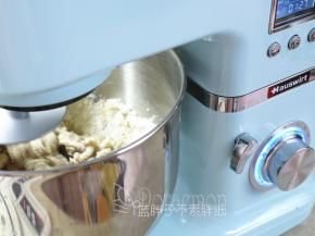 先一档揉到没有干粉，再2挡揉6分钟左右，揉至能拉出比较厚的膜。