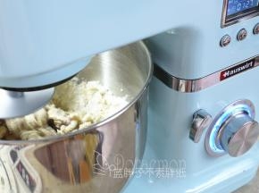 先一档揉到没有干粉，再2挡揉6分钟左右，揉至能拉出比较厚的膜。