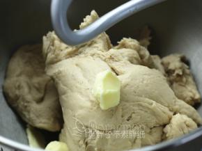 加入软化好的黄油，先1挡揉到看不见黄油。