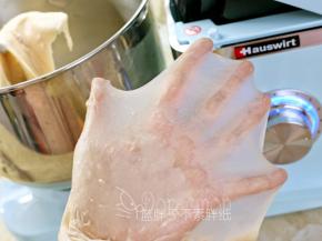 即面团能拉出薄膜即可，大约需要10分钟。