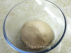 .将面团滚圆，放入大碗中，盖上保鲜膜，放到温暖的地方进行第一次发酵。