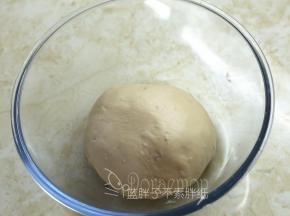 .将面团滚圆，放入大碗中，盖上保鲜膜，放到温暖的地方进行第一次发酵。