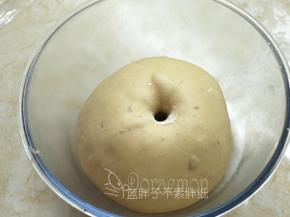 大约55分钟之后，面团膨胀至原来两倍大，手指粘粉戳进面团，不塌陷不回缩即表示发酵完成。