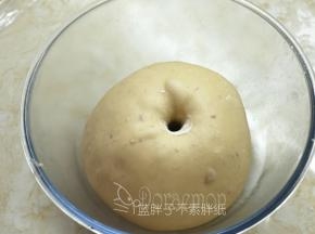 大约55分钟之后，面团膨胀至原来两倍大，手指粘粉戳进面团，不塌陷不回缩即表示发酵完成。