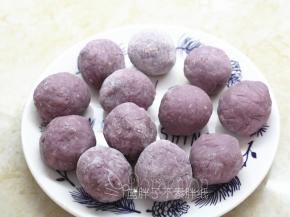 将它们抱起来，注意不要有缝隙。12个內馅都做好。如果芋泥粘手，可以表面滚一点熟粉。