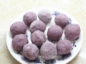 将它们抱起来，注意不要有缝隙。12个內馅都做好。如果芋泥粘手，可以表面滚一点熟粉。