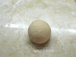 将面团包起来，收口记得一定要捏紧。