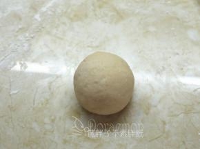 将面团包起来，收口记得一定要捏紧。