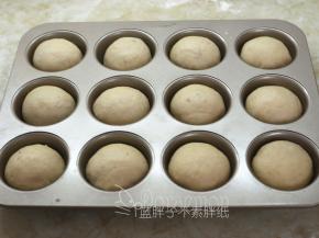 整形好的面团放入模具中，全部面团如此操作。将面团连同模具送入烤箱里，30℃发酵，同时放上一杯热水，进行最后发酵。大约需要30分钟，发酵到2倍大即可。