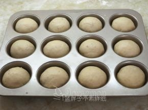 整形好的面团放入模具中，全部面团如此操作。将面团连同模具送入烤箱里，30℃发酵，同时放上一杯热水，进行最后发酵。大约需要30分钟，发酵到2倍大即可。