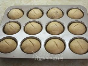 在面团表面划上一刀。