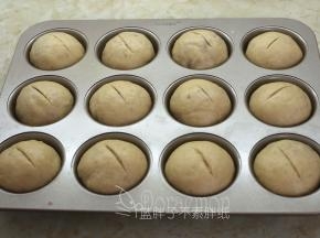 在面团表面划上一刀。