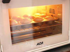 送入预热好的的烤箱，中层，上下火175℃，烤18分钟。