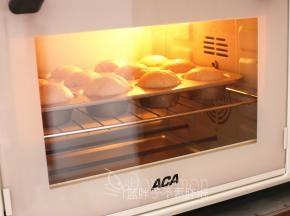 送入预热好的的烤箱，中层，上下火175℃，烤18分钟。