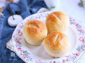 烤好的面包立即脱模，放在烤网上晾凉。