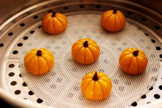 超级萌萌哒的水晶南瓜紫薯包就完美出锅咯。