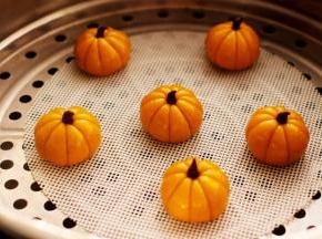 超级萌萌哒的水晶南瓜紫薯包就完美出锅咯。