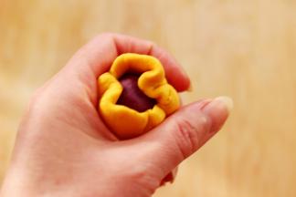 用虎口处把收口处收紧。