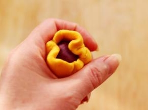 用虎口处把收口处收紧。