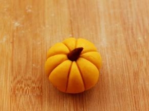 把可可粉的面团搓成小条按在上面就可以了。