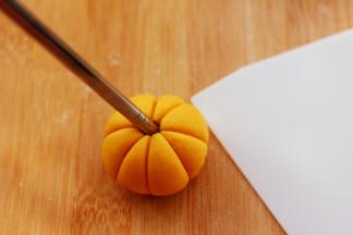 用筷子在中间压一下。