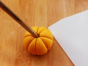 用筷子在中间压一下。