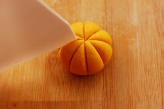 再用刮板整理边缘部分。把面团全部压出南瓜的纹路，纹路之间要间隔一样距离，这样看起来才好看，如图
