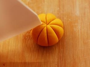 再用刮板整理边缘部分。把面团全部压出南瓜的纹路，纹路之间要间隔一样距离，这样看起来才好看，如图
