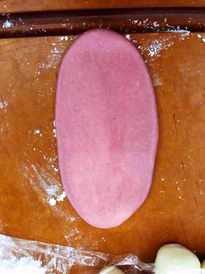 将擀面杖置于中间分别往上往下擀成牛舌状。