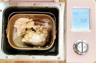 所有材料都称好，除了玉米油，其它所有的材料都投进面包机启动和面功能先选择20分钟，实际上15分钟就达到了初步扩展