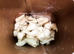 然后看一下状，揉成光滑的面团，加入玉米油揉至扩展阶段大概10分钟