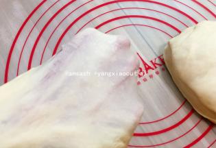 揉至完成扩展，可拉出薄而有韧性的手套膜