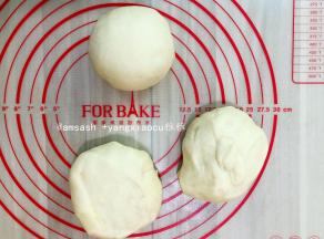 把面团分割成三等份，留出一个原味面团