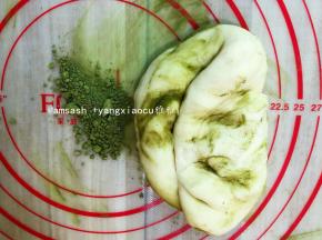 取一份加入抹茶粉，把颜色揉均匀，最后揉圆