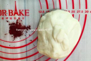 取一份加入红曲粉，把颜色揉均匀，最后揉圆