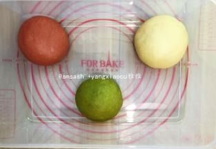 把三个揉圆的面团放入盒子中