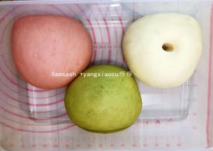 发至1.5倍大,手指先沾上面粉，在面团表面上戳洞，若孔洞没有回缩就是发酵完成