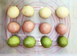 把发酵好的面团取出按压开排气，把面团分成12等份，滚圆后盖保鲜膜松弛20分钟