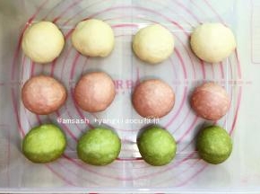 把发酵好的面团取出按压开排气，把面团分成12等份，滚圆后盖保鲜膜松弛20分钟