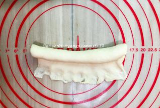 取一个小面团，把小面团擀长擀薄，借助刮板把面团翻面， 一头压薄从上往下卷，捏紧收口，搓长（三个颜色都是一样操作）