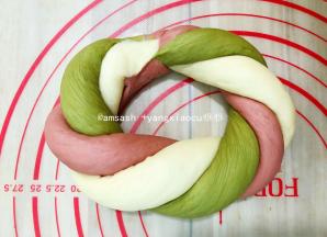 然后把面团扭一下，像扭麻花一样，最后把两头对接，整理一下接口处，捏紧，以免二次发酵的时候，接口处爆开