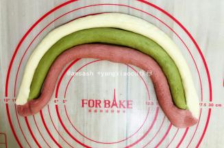 三个颜色并一起两头捏紧，如果面团有点干，就湿点水粘一下就好了